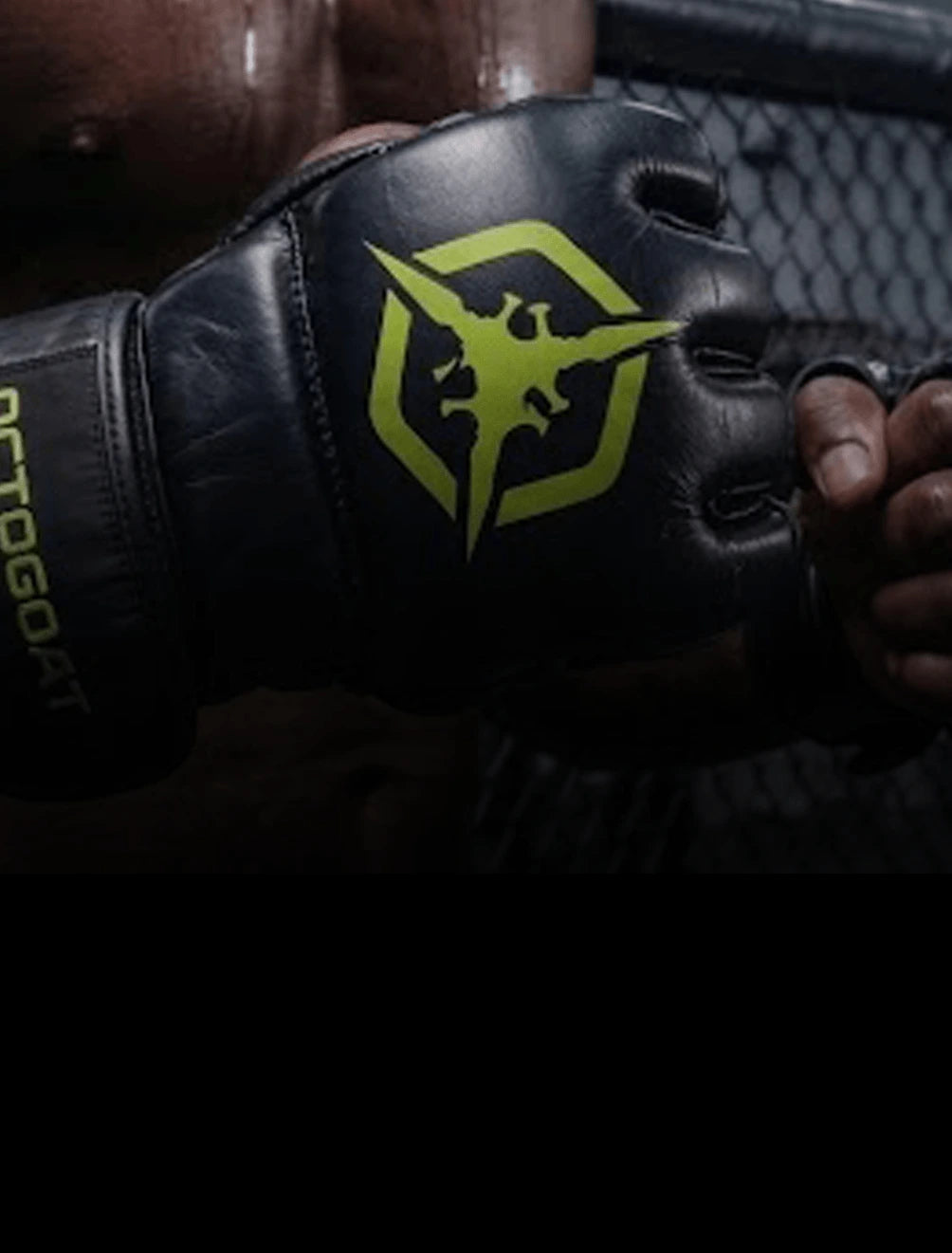 Combattant de MMA portant des gants noirs personnalisés dans une cage de combat