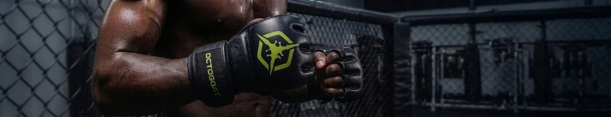 Combattant de MMA portant des gants noirs personnalisés dans une cage de combat