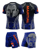 Tenue de combat bleue et grise avec casque spartiate, short technique et coupe performance