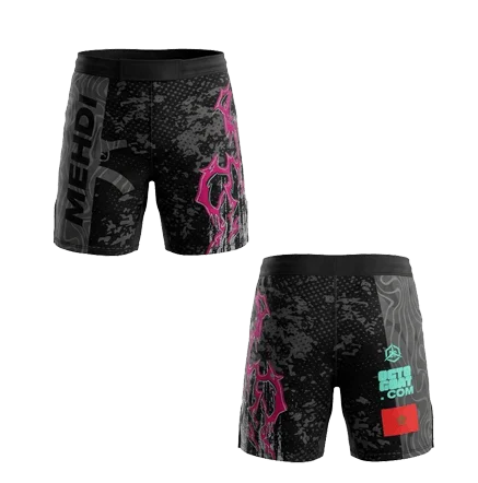 Short MMA noir Octogoat personnalisé avec motif AK47 gris, éclairs roses et drapeau à l'arrière pour le combat et le grappling.