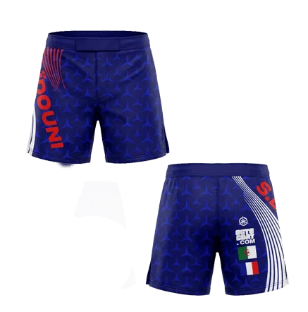 Short de combat MMA bleu avec motifs géométriques et écritures rouges, affichant les drapeaux à l'arrière.