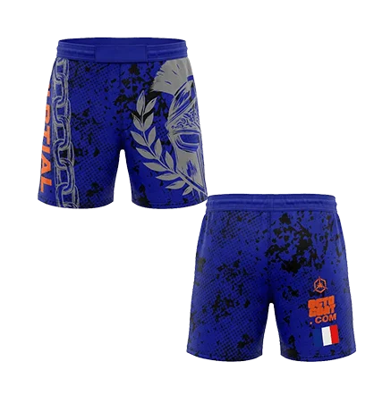 Short MMA bleu et noir avec grand casque de guerrier spartiate, chaînes sur le flanc et drapeau de la France à l'arrière par Octogoat.