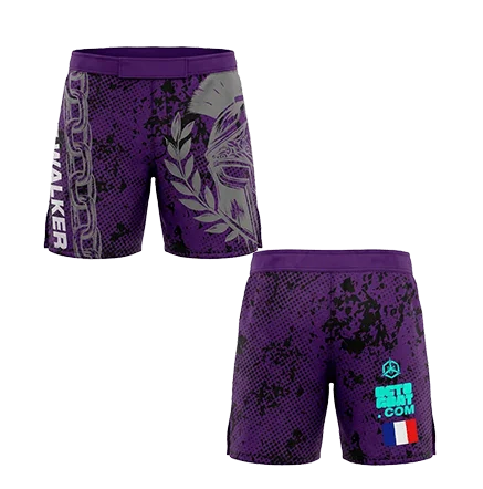 Short de combat MMA violet et noir avec casque spartiate, chaînes latérales, personnalisé avec drapeau à l'arrière.