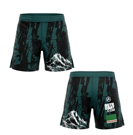 Short MMA vert sapin et noir Octogoat motif forêt et montagnes enneigées blanches, lettrage personnalisé Khamzat avec le drapeau de la Tchétchénie.