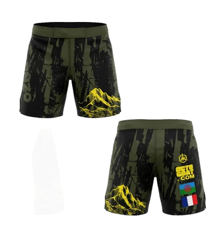 Short de combat MMA kaki et noir Octogoat motif forêt avec montagnes jaunes dorées, personnalisé, affichant le drapeau à l'arrière.