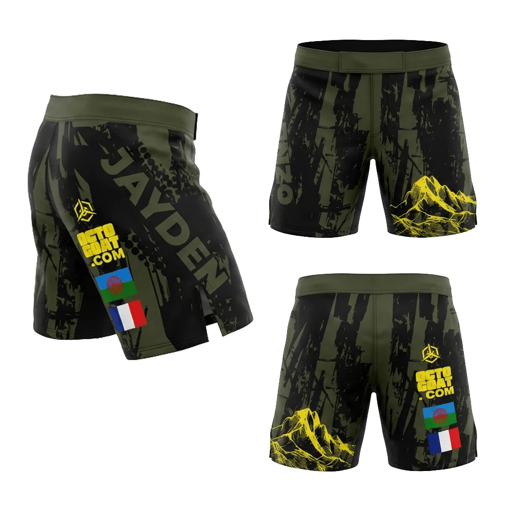 Short de combat MMA kaki et noir Octogoat motif forêt avec montagnes jaunes dorées, personnalisé, affichant le drapeau à l'arrière.